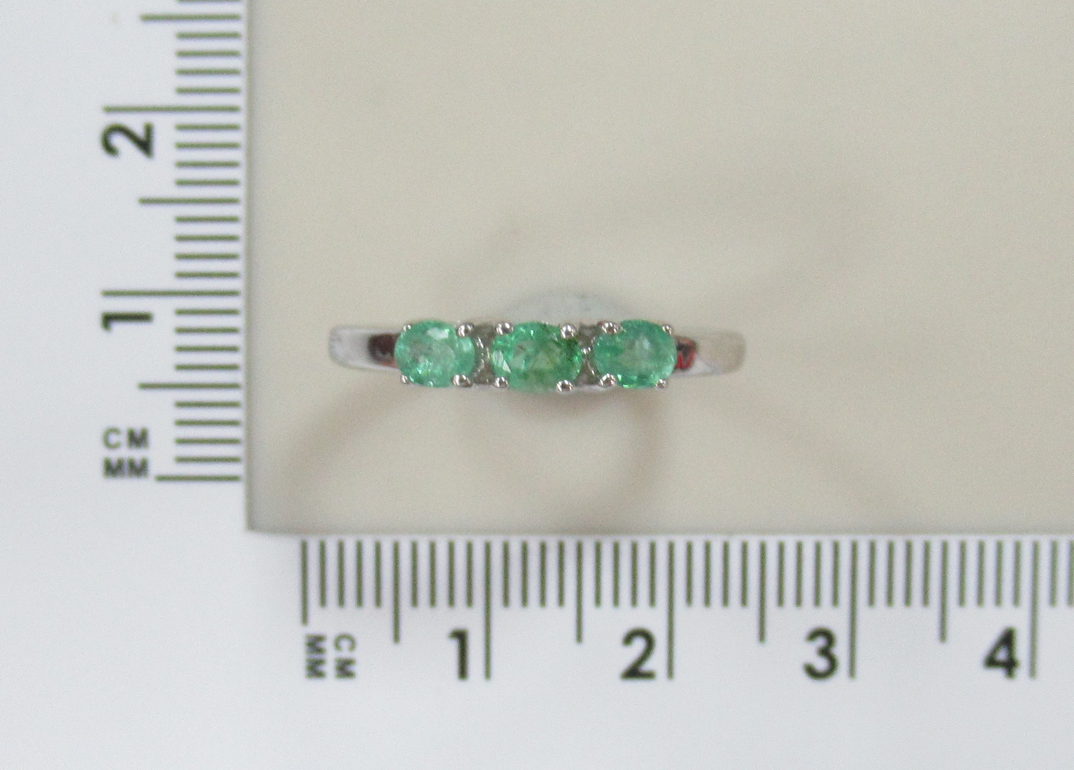 Серебряное кольцо с изумрудами